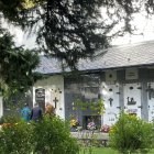 Una família al cementiri vell d’Andorra la Vella, ahir.