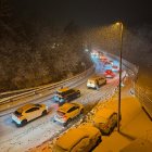 Retencions de vehicles per la neu a la calçada