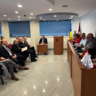 Xavier Francesc al fons, amb el Bisbe de Solsona i el públic a l'esquerra i el tribunal a la dreta
