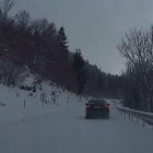 Un vehicle circulant per la via d'accés a Andorra