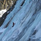 Un bomber escalant per la cascada de gel de l'Estany Negre de Juclar durant la pràctica d'ahir