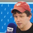 Jesse Eisenberg refà l'himne d'Andorra