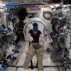 Astronauta es posa els pantalons
