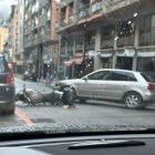 La moto al terra per la topada amb el cotxe a Dr. Mitjavila aquest matí