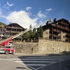 Els bombers actuant a l'incendi amb el camió escala