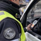 Un agent de policia fa un control d'alcoholèmia a un conductor