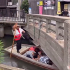 Curiosa manera de travessar el pont al Japó