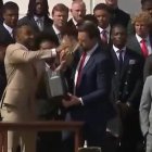 JD Vance trenca trofeu