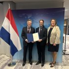 L'ambaixador d'Andorra als Països Baixos, Vicenç Mateu, dipositant l'instrument d'adhesió al Conveni de la Haia.