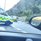 Els serveis d'emergència al lloc de l'accident a la rotonda del Dos Valires a Encamp