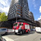 El camió de bombers desplaçat a les torres d'Escaldes per evacuar una persona atrapada en un ascensor.