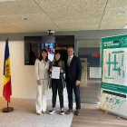 Bonell i Cabanes entregant una de les acreditacions.