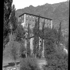L’edifici de la Tabacalera i la central, construïda a sota.