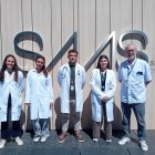 Quatre estudiants amb el director assistencial del SAAS, Marcos Gutiérrez.