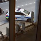 Un vehicle policial porta l’acusat a la Seu de la Justícia.