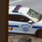 Un vehicle policial porta l’acusat a la Seu de la Justícia.