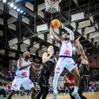 Morris Udeze capturant un rebot.