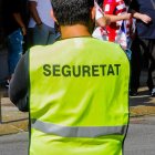Un vigilant de seguretat privada controlant un esdeveniment.