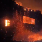 Les flames cremen un poble de Castella i Lleó.