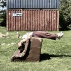 L’artista Emma Riba i els elements de l’obra.