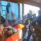 Soldats israelians assaltant un vaixell de la flotilla.