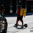 Repartidor de Glovo amb patinet.