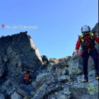 L'excursionista lesionat amb un bomber del grup de rescat de muntanya.