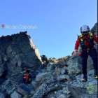 L'excursionista lesionat amb un bomber del grup de rescat de muntanya.