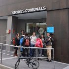 Els joves del programa 'Fent Camí' davant les piscines comunals d'Escaldes.