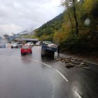 El camió amb la càrrega caiguda al terra a l'avinguda Salou a Santa Coloma