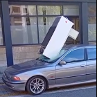 Una nevera impacta en un cotxe