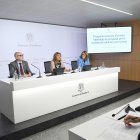Els ministres de Finances i Presidència, Economia, Treball i Habitatge, Ramon Lladó i Conxita Marsol; i la directora general d'Andorra Banking, Esther Puigcercós, durant la presentació del programa.
