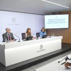 Els ministres de Finances i Presidència, Economia, Treball i Habitatge, Ramon Lladó i Conxita Marsol; i la directora general d'Andorra Banking, Esther Puigcercós, durant la presentació del programa.