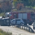 Els dos vehicles implicats en l'accident a Coll de Nargó, juntament amb un camió de bombers desplaçat al lloc dels fets.