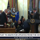 Una persona es desmaia al Despatx Oval mentre Trump fa un anunci.