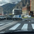 Accident entre dos vehicles davant de l’estació d’autobusos