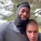 ustin Bieber s’atura a la carretera per ajudar un conductor amb el vehicle avariat.