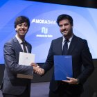 El cònsol major, Sergi González, i el director general de Negoci Andorra de MoraBanc, Xavier Riestra, durant la signatura.



Foto: Comú d'Andorra la Vella/Tony Lara