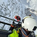 Els bombers durant el rescat de l'alpinista al Pic Negre d'Envalira.