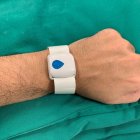 La polsera amb la qual es podrà monitoritzar el pacient i transmetre-ho en temps real als familiars.