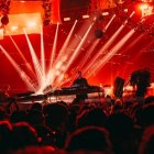 Un discjòquei actuant a l'Hibernation en una edició anterior.