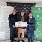 L'entrega del xec solidari per part de la Fundació Jacqueline Pradère i Grup Pyrenées a Assandca.