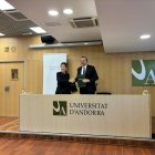 El rector de la Universitat d'Andorra, Juli Minoves, i la presidenta de la Universitat de Tolosa Jean Jaurès, Emmanuelle Garnier, en la signatura del conveni.