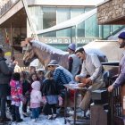 Els escolars visitant una de les figures del pessebre.