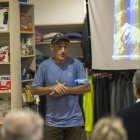L'alpinista Mikel Zabalza durant una conferència.