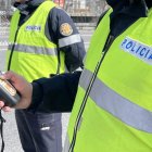 Uns agents durant un control d'alcoholèmia.