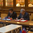 El ministre d'Educació, Ladislau Baró, amb l'homòleg francès, Édouard Geffray, durant la signatura del conveni.