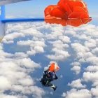 Un paracaigudista queda penjat de la cua d'un avió.