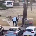 Un ciutadà desarma un dels autors de l’atac terrorista a la platja de Bondi, a Sydney