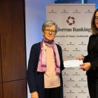 La presidenta de Càritas Andorrana, Anna Maria Villas, la directora general d’Andorran Banking, Esther Puigcercós.
